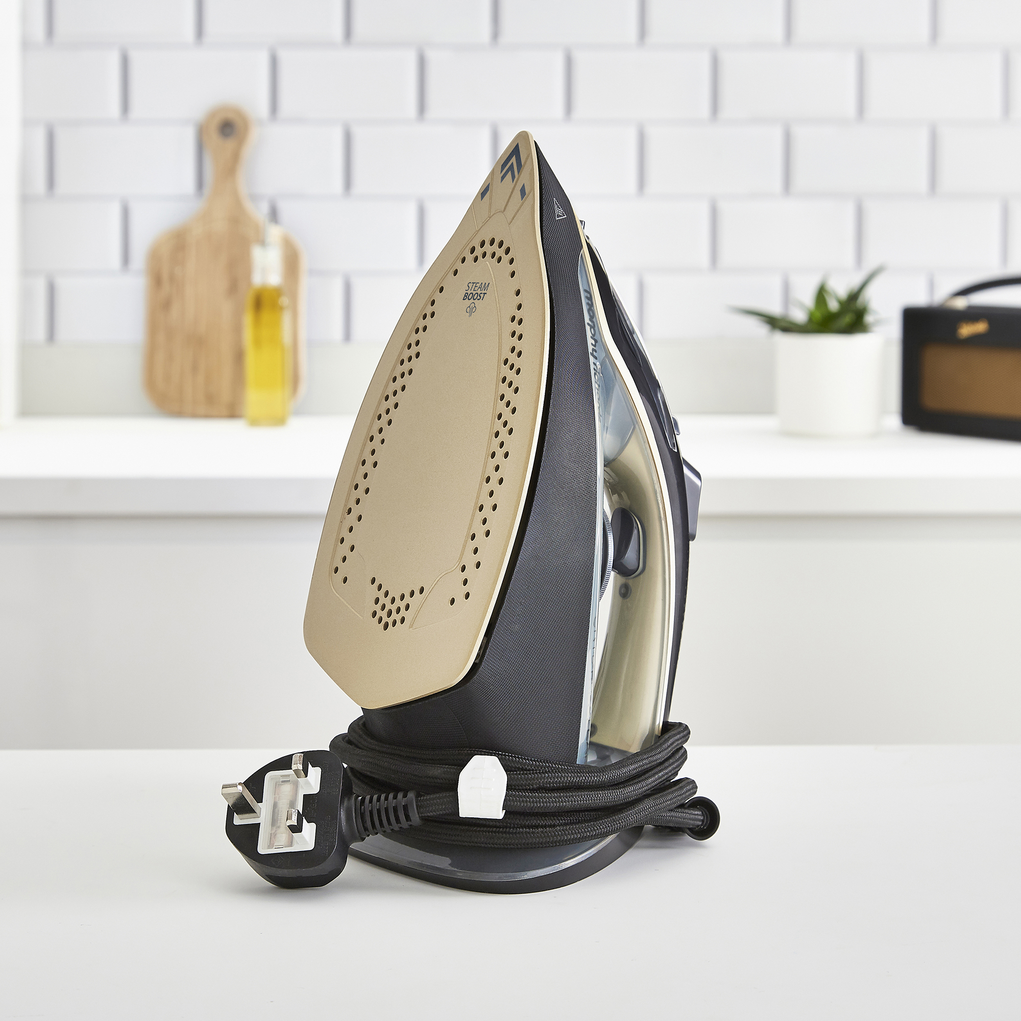 MORPHY RICHARDS 300302 STEAM IRON 2400W