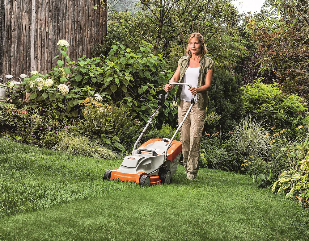 STIHL RMA 235 ΕΠΑΝΑΦΟΡΤΙΖΟΜΕΝΗ ΜΗΧΑΝΗ ΓΚΑΖΟΝ ΣΕΤ 2xAK20 ΜΕ ΜΠΑΤΑΡΙΑ ΚΑΙ ΦΟΡΤΙΣΤΗ