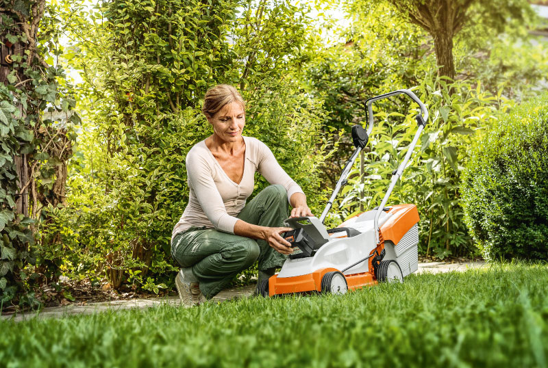 STIHL RMA 235 ΕΠΑΝΑΦΟΡΤΙΖΟΜΕΝΗ ΜΗΧΑΝΗ ΓΚΑΖΟΝ ΣΕΤ 2xAK20 ΜΕ ΜΠΑΤΑΡΙΑ ΚΑΙ ΦΟΡΤΙΣΤΗ